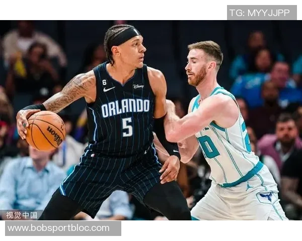 乌布雷与班凯罗体重差异明显却在场上展现顽强对抗精神