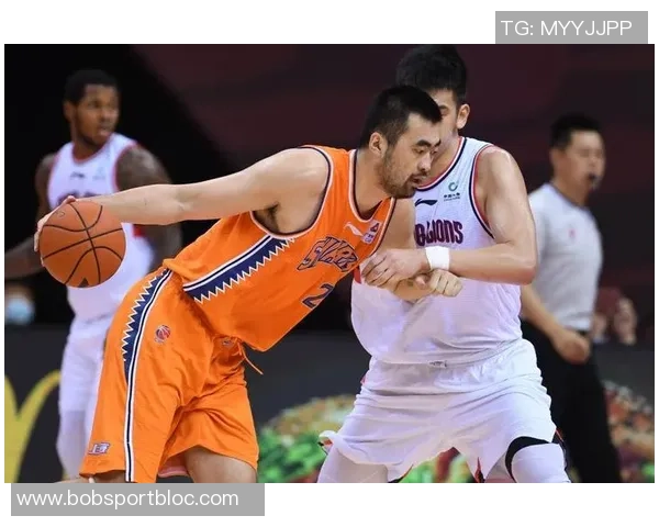 敢于担当文班从屏幕外冲回场内接关键球成功避免球队失误